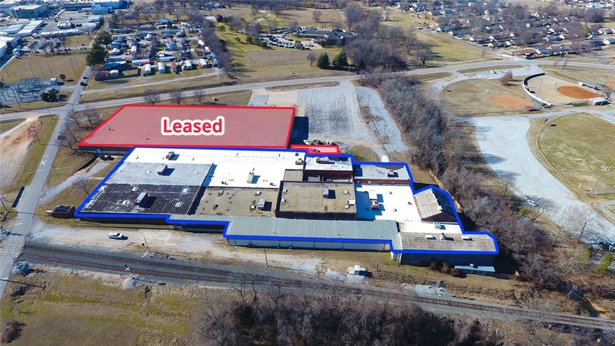 Building is equipped with many features including accessible dock doors, office / break rooms and covered delivery area. Property has easy access to Highway 412 and the area includes amenities to restaurants, retailers and is near Historical Downtown Siloam Springs.
501 N Lincoln Street. Available in approximately 30 days.
• +/- 25,000 to 119,232 SF of industrial warehouse for lease
• 16 feet to 18 feet clear heights with heavy power
• 2 docks and roll-up doors
• Fully sprinkled warehouse with multiple offices
• Potential rail access to the Kansas City Southern Railroad
• Blended rate for areas of divisibility