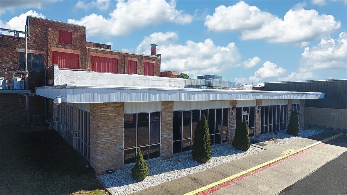 Building is equipped with many features including accessible dock doors, office / break rooms and covered delivery area. Property has easy access to Highway 412 and the area includes amenities to restaurants, retailers and is near Historical Downtown Siloam Springs.
501 N Lincoln Street. Available in approximately 30 days.
• +/- 80,000 to 196,732 SF of industrial warehouse for lease
• 16 feet to 18 feet clear heights with heavy power
• 8 docks and roll-up doors
• Fully sprinkled warehouse with multiple offices
• Potential rail access to the Kansas City Southern Railroad
• Blended rate for areas of divisibility (see page two layout)