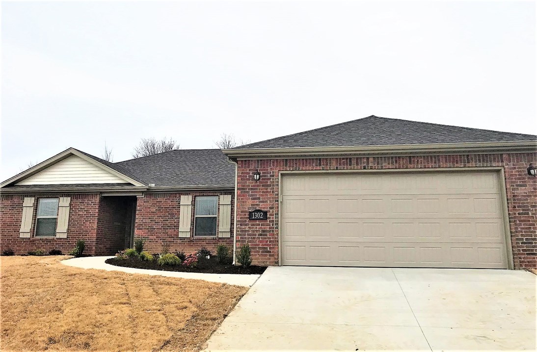 2018 Model on a large lot in a established neighborhood! This home features Granite counters throughout along with stainless Steele appliances. Home sits on a great lot with a large covered back porch that opens up to a spacious backyard. Don't miss out on your chance to lease a brand new home in a great quiet location close to the schools!