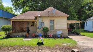 Cute 2 bedroom 1 bath home with carport. New central heat and air unit. Near hospital and in walking distance to several churches.