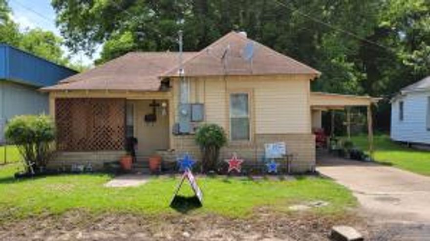 Cute 2 bedroom 1 bath home with carport. New central heat and air unit. Near hospital and in walking distance to several churches.