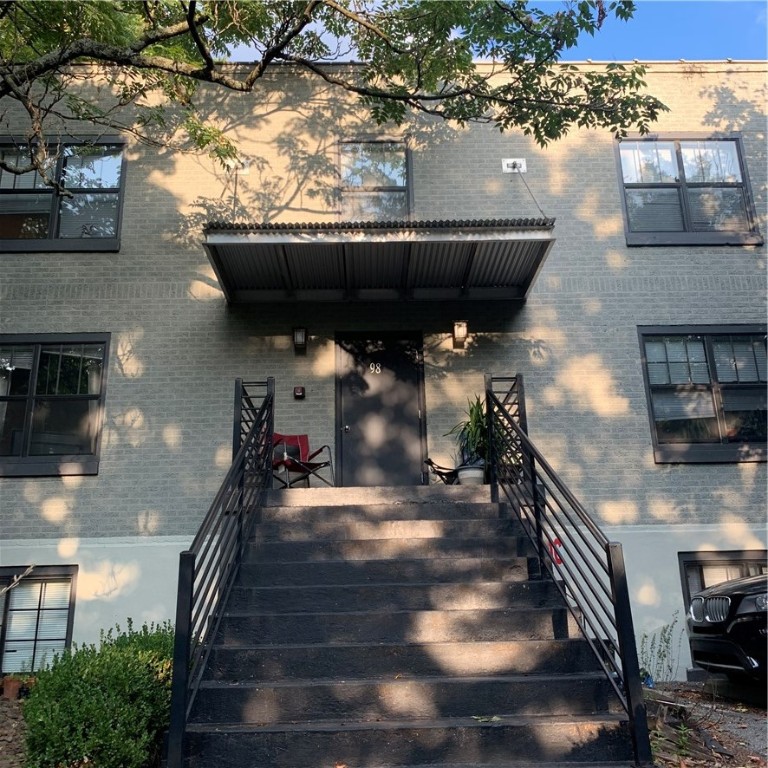 Location! Location! Location! 650sf 1bed/1bath private unit with a great location near campus. Unit includes Refrigerator and Washer/Dryer. On-site parking is included.