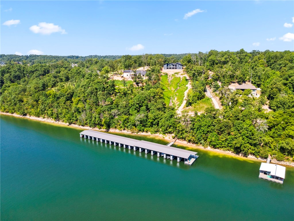 Hawks Landing On Beaver Lake Rurban - Residential