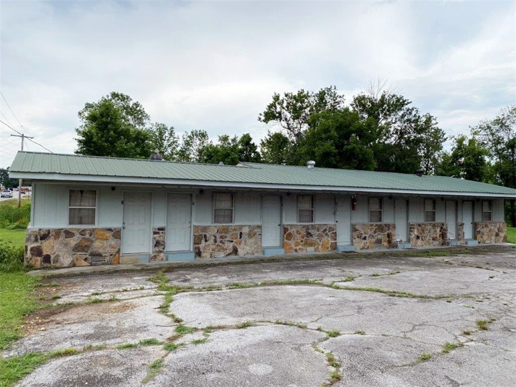 Home and income possibilities come with this house and 5-unit motel with opportunities for a beauty salon, office, etc. Total Square footage for Home/Salon/Motel is 3113 Sq. Ft. Two bedroom home could be converted to three bedrooms. Small shed for a workshop, storage, etc. Pretty park-like yard with room for your toys. Great location in small town on US Hwy 65 in the heart of the Buffalo National River country. Within 15-30 minutes of multiple landings on the river. Within an hour and 10 minutes of Bull Shoals, Table Rock, Taneycomo, Norfork and Greers Ferry Lakes, and the White and Little Red Rivers. Located within minutes of numerous camping, hiking, canoeing, hunting and sightseeing venues. Come check out this property offering a home and income stream opportunities! All #'s approximate. Acreage and age are estimates.