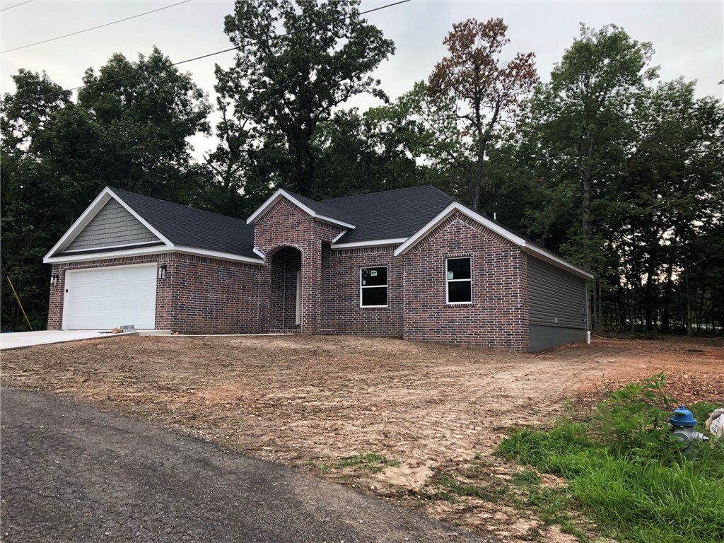 Beautiful new construction home in the Highlands area. Home features custom cabinets, stainless steal appliance package, walk in pantry, and bar seating in the kitchen. Fiberglass tub/shower in second bath, whirlpool tub and walk in shower in master. Granite countertops throughout kitchen and baths. Lennox HVAC unit.