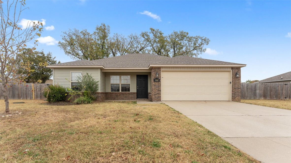 Right in the heart of central NWA, this cozy 4-bedroom, 2-bath home is all about comfort and convenience. The kitchen has everything you need, with modern appliances like a dishwasher, electric range, microwave, and a roomy pantry for all your storage needs. The primary bedroom comes with a walk-in closet thatās perfect for your wardrobe. Outside, thereās a nice backyard with a wood privacy fenceāgreat for relaxing or hanging out with friends. This cute home is a gem in a great spot!
