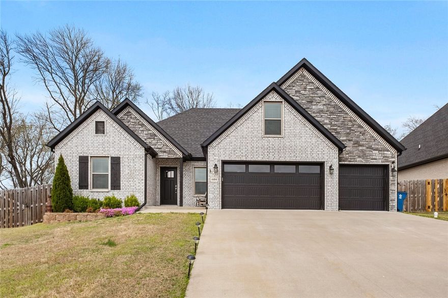 Beautiful open-concept home in Willow Brook Farms Sub Ph II, an enchanting community of beautiful homes and tree-lined streets, blending the serenity of suburban living with the vibrancy of Bentonville city life, ideal for all lifestyles.  Willow Brook Farms boasts 14 acres of green space, a community pool, and a dog park nearby. The 4 bed, 3 full-bath split-level home feels like-new and includes a bonus room, ideal for exercise, media, or office. Upstairs, relax in your private covered balcony overlooking the wooded natural surroundings.   A covered cooking area and an expanded patio provide for relaxation and entertaining.   The buyer will receive a $500  allowance for planting trees in the front yard.   
Conveys: 2 exterior surveillance cameras; Gutter Leaf Guards, Blinds, Stainless Refrigerator, Washer/Dryer; Two TV's.