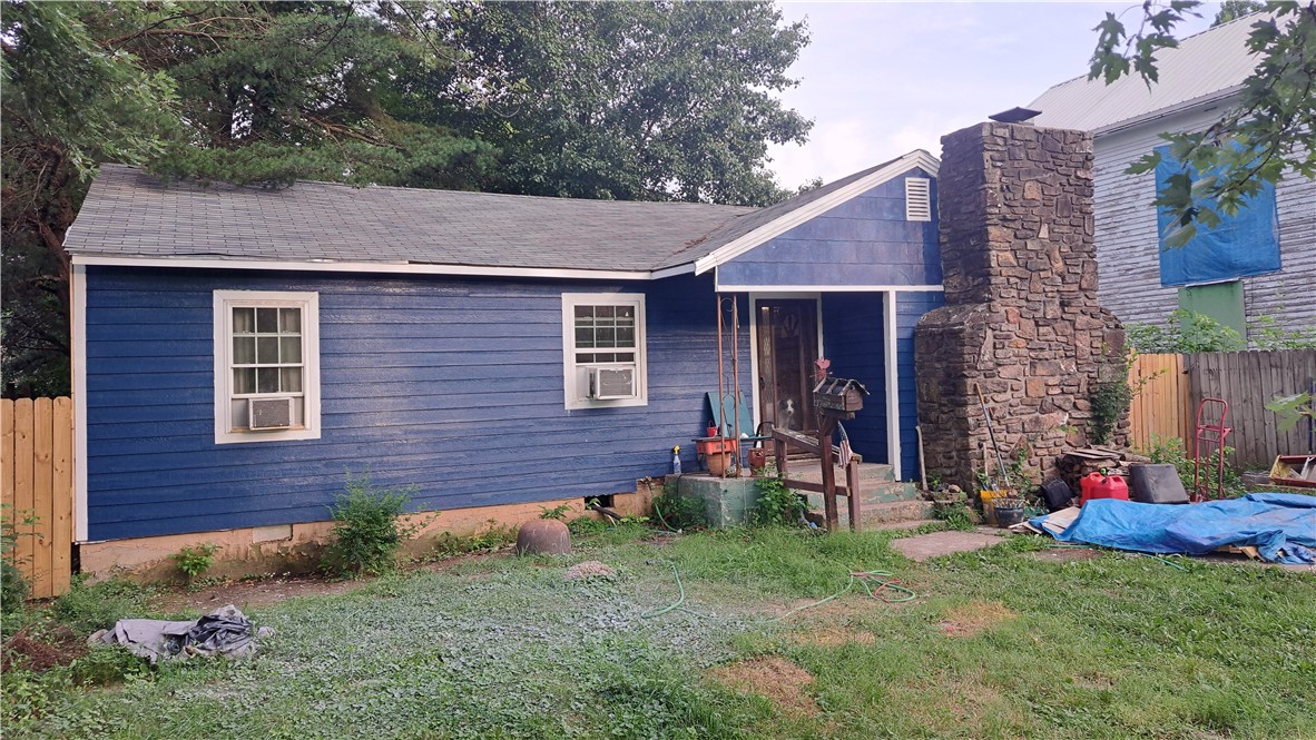 Prime location, unlimited potential! This downtown Rogers fixer-upper is ideal for investors or anyone ready for a project. Flip it, rent it, or make it your ownāopportunities like this donāt come often.