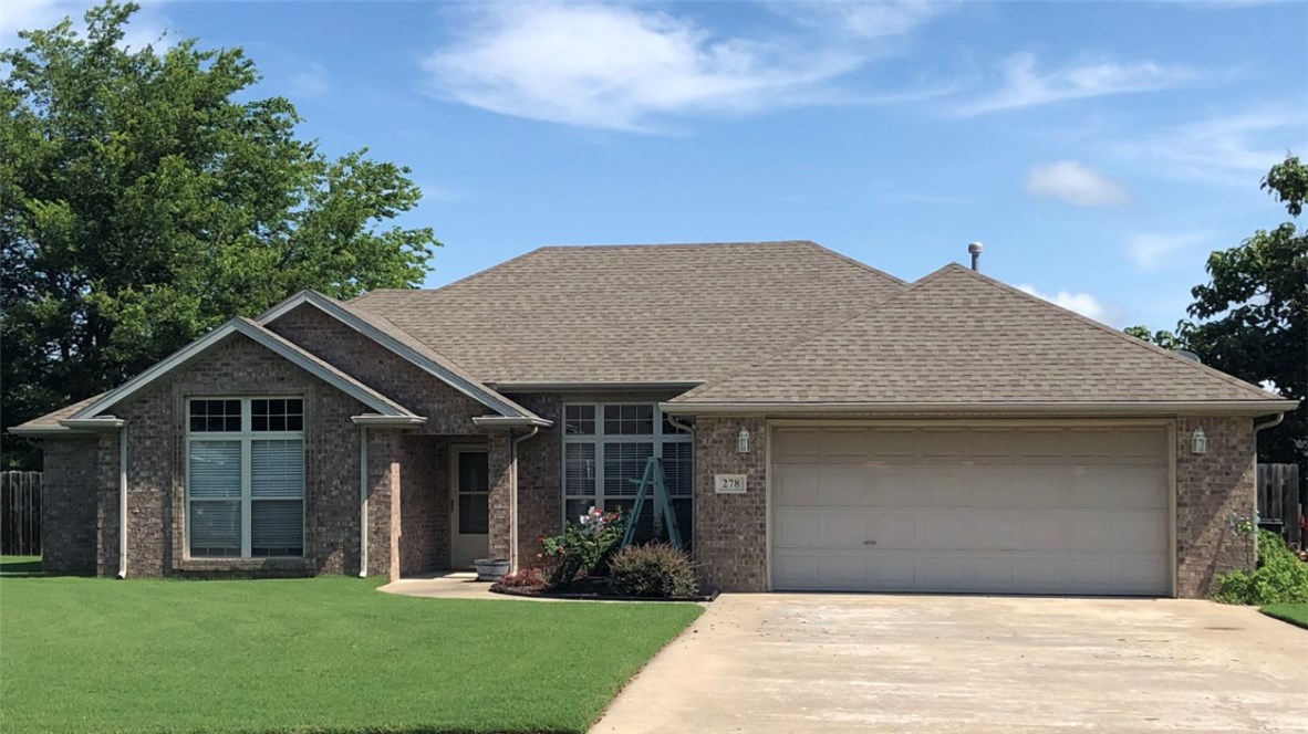 Beautiful 3 bedroom 2 bath home with an open floor plan. Beautiful master suite. Convenient location close to schools and shopping. New hot water heater 2019.