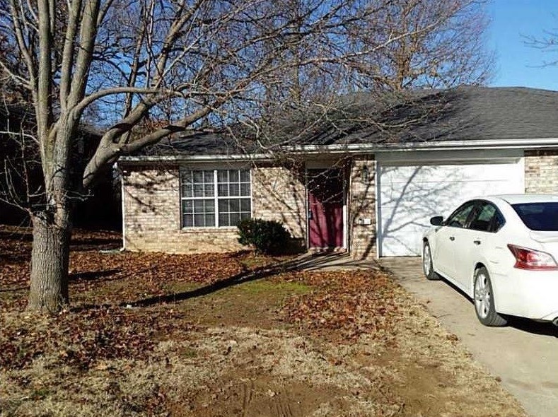 Cute 2 bedroom, 2 bath duplex with deck in backyard, pergo floors in living areas, tiled kitchen & baths. Large kitchen with eat-in area. Refrigerator included. No carpet.