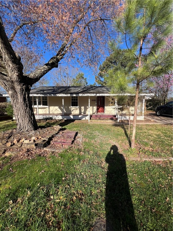 Seize the chance to create your dream home with this promising 3 bed 2 bath fixer-upper, nestled in a prime location thatās hard to beat. Huge yard situated within walking distance of Downtown Bentonville, this property places you at the heart of it all, offering easy access to the area's renowned trail systems, an array of grocery stores, top-rated restaurants, and excellent schools. The property has recently undergone light renovation. The potential for transformation is immense, making it an ideal find for those looking to put their stamp on a place or investors aiming to capitalize on Bentonvilleās thriving real estate market.