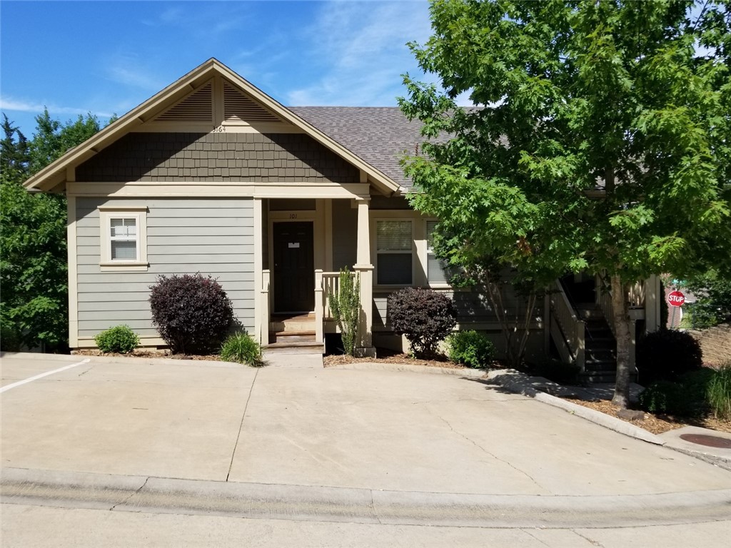 Nice town house in E Fayetteville. Home features. 1 Bedroom, 1 Bathroom all appliances, granite countertops, nice finishes, large living room & patio for entertaining. Hurry this won't last long.