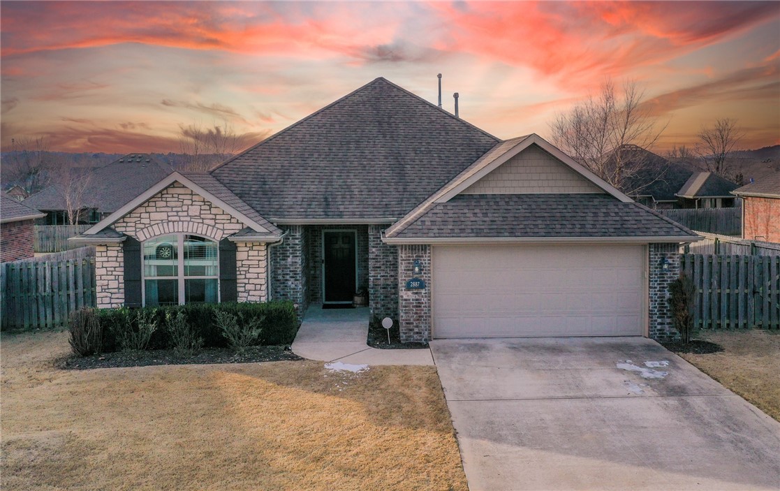 BEAUTIFUL ALL BRICK HOME - 9FT CEILINGS-CROWN MOLDING IN LR & PRIMARY BDR. GAS FIREPLACE - WALKIN CLOSET - WHIRLPOOL TUB - GRANITE TOPS IN KITCHEN&BATHS - COVERED BACK
PATIO - SELLER IS LEAVING FRIDGE, WASHER, AND DRYER FOR BUYERS WITH GREAT OFFERS! THE BACKYARD BOSTS AN EXTRA SEATING AREA, LOTS OF GREAT LANDSCAPING, AND COVERED PATIO.