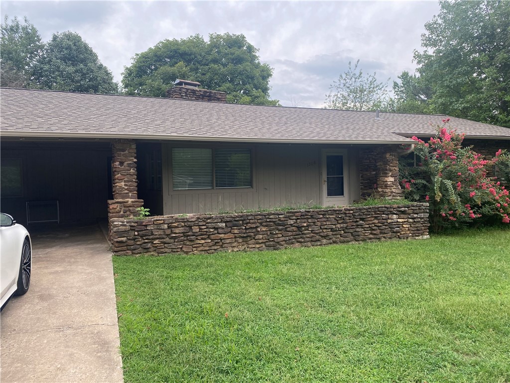Nice 3 bedroom, 2 bath home. Remodeled kitchen, carpet is one year old, new French drain, new furnace. Located on Mount Sequoyah. Root School District.
