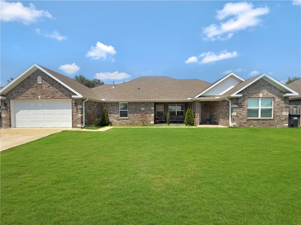 Open concept three bedrooms, two full bathrooms, a large principal bedroom with a walk-in closet, every girl's dream. built in 2019. The laundry has access to the principal closet, a very convenient feature. Great location and easy access to 71 business and Old Wire Rd