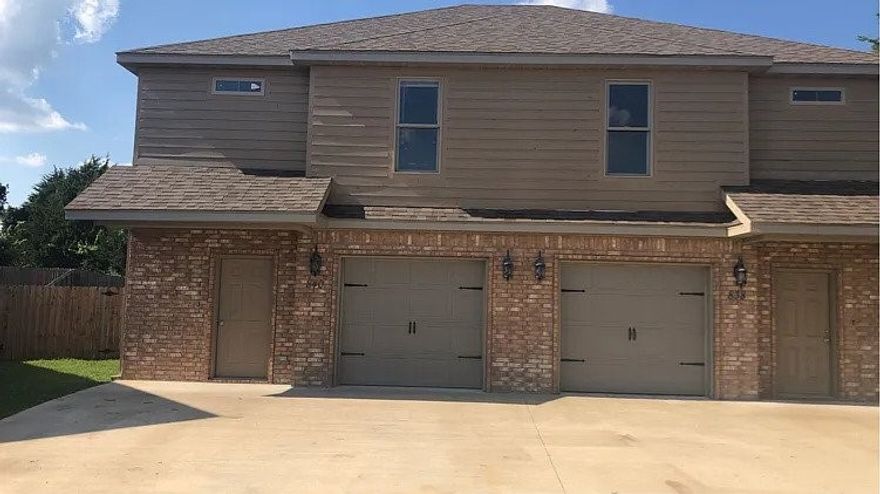 Discover your new home in this beautifully maintained townhouse, featuring modern amenities and a spacious layout. The main floor is perfect for entertaining and the kitchen includes everything you'll need along with ample storage. Schedule a showing today, don't let this one slip away. Grab it while you can before someone else.