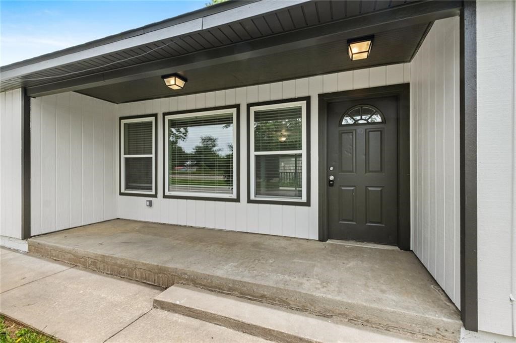 Fully remodeled 3BR/2BA home just minutes from Downtown Rogers, Lake Atalanta & the Razorback Greenway. Bright open layout with new flooring, paint, recessed lighting, and updated kitchen w/ new appliances. Spacious primary suite w/ walk-in shower & dual vanity. Large guest bath, 2-car garage, covered front porch, 2 back porches & generous yard. Move-in ready. Prime location for outdoor access & city convenience. Great for homeowners or investors! Schedule your showing now!