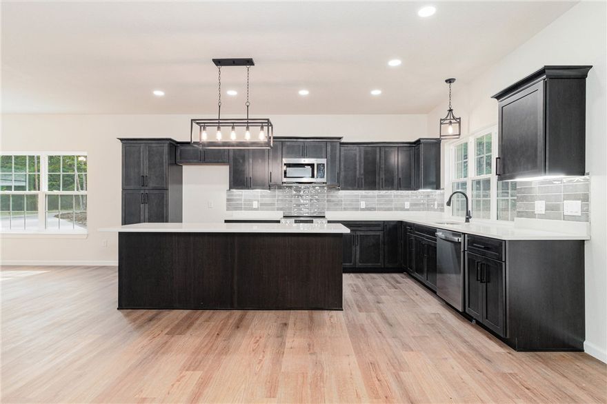 BEAUTIFUL BRAND NEW CONSTRUCTION HOME WITH MODERN FARMHOUSE FINISHING TOUCHES! THIS HOME BOASTS OVER1700 SQUARE FEET OF OPEN CONCEPT LIVING SPACE. THE FLOORPLAN INCLUDES TWO BEDROOMS AND TWO BATHROOMSPLUS A COVERED PATIO TO WATCH THE BEAUTIFUL WILDLIFE ON OVER 3 ACRES M/L IN BULL SHOALS!