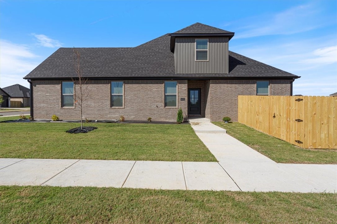 Welcome to this stunning 4-bed, 3-bath home in the new Walnut Grove Subdivision. As you step inside, you’ll immediately notice the bright, open floor plan & high-end finishes throughout. The spacious living room fills with natural light, thanks to several windows that offer beautiful views. A cozy floor to ceiling bricked fireplace adds charm & warmth to the space. The kitchen is a standout feature, complete with a large center island, quartz countertops, eat-in kitchen, stainless steel appliances, & custom cabinetry. The split floor plan ensures privacy, with the master suite tucked away for ultimate tranquility while the side load garage adds to the curb appeal. The master bath includes a soaker tub built into a walk-in shower with both an upgraded shower head & handheld. The master suite also boasts a generous walk-in closet. Situated in a sought-after neighborhood with easy access to Bentonville's top-rated schools, parks, dining, & shopping, don’t miss the chance to make this exceptional home yours!