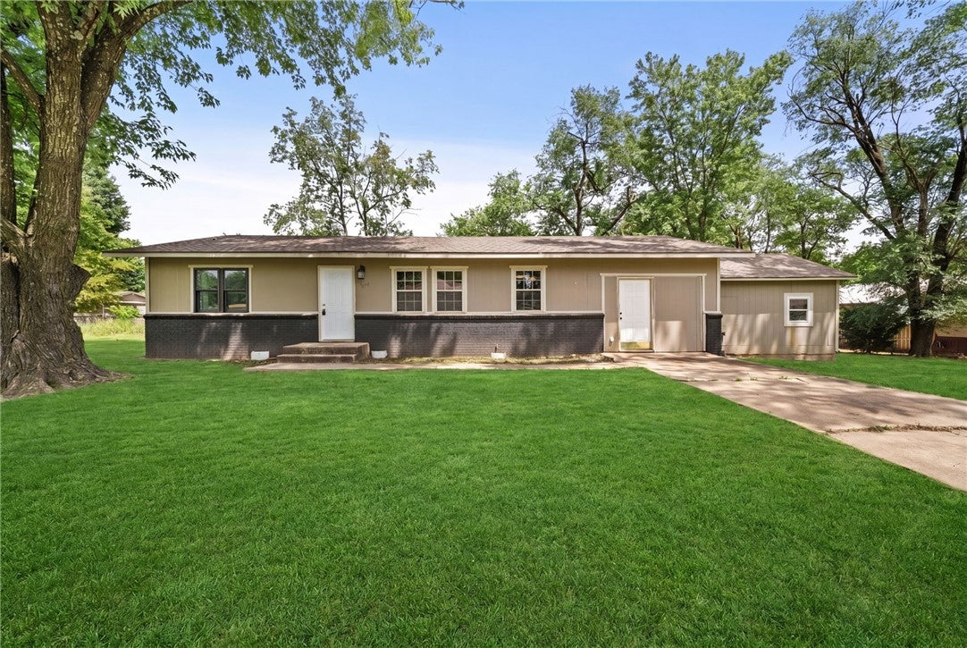 Photo 1 of 31 — 900 N Davis Street, Pea Ridge, AR 72751