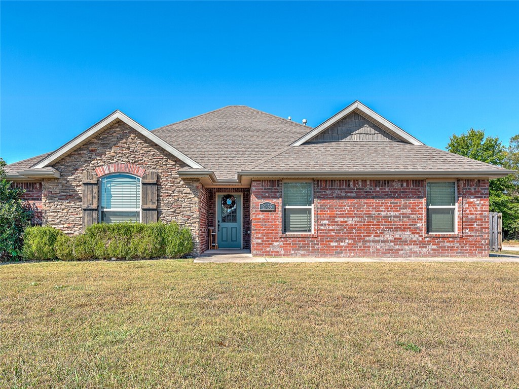 This well maintained, 3-Bedroom, 2-Bath home boasts a convenient location in a sought-after neighborhood, right in the the heart of Fayetteville! It's just minutes from I-49 and walking distance to Holcomb Elementary, Underwood Park, and the Razorback Greenway Trail. With vaulted ceilings and an open floorplan, it's spacious and the perfect place for entertaining guests. Outside, the back covered patio provides the ideal setting for grilling, outdoor relaxation, and perfect for gatherings. Other amenities include a large primary suite, wood floors, granite counters, a kitchen island, and gas stove.