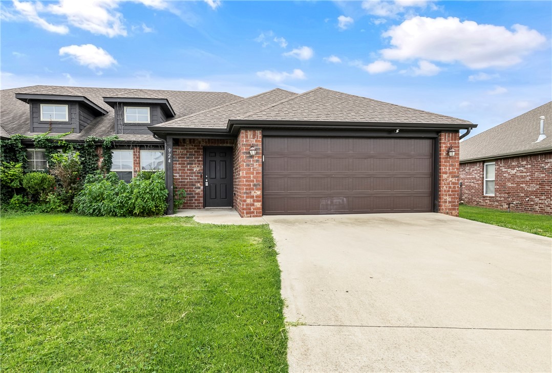 This inviting Centerton duplex is full of charm and generous space. Step into the cozy living room with its high ceiling and elegant dark wood flooring, creating an open and airy atmosphere. The kitchen offers granite countertops, ample cabinet space, and modern stainless steel appliances. Retreat to the master bedroom, enhanced by a stylish tray ceiling, a roomy walk-in closet, and a double vanity bath. Enjoy the privacy of the fully fenced-in backyard, perfect for relaxation and gatherings. With all appliances included, seize the opportunity to call this property your new home. Schedule a showing today!