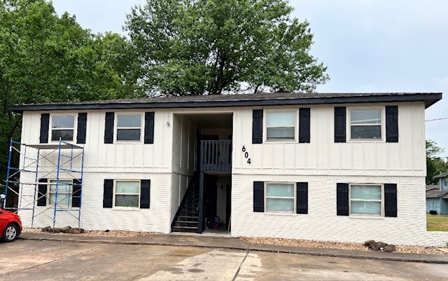 Downtown Bentonville 4-plex Investment Property. Each unit has 2 bedrooms and 1 bath. Remodeled with newer roof, heat/air, water heaters, paint, flooring, granite counters, plus new siding. Walk to downtown Square. Just down the street from new Walmart home office. Lease can be increase to higher amounts base on comps around $1400 per month.