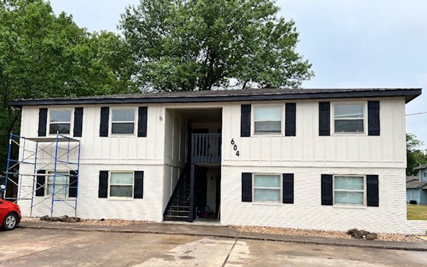 Downtown Bentonville 4-plex Investment Property. Each unit has 2 bedrooms and 1 bath. Remodeled with newer roof, heat/air, water heaters, paint, flooring, granite counters, plus new siding. Walk to downtown Square. Just down the street from new Walmart home office. Lease can be increase to higher amounts base on comps around $1400 per month.
