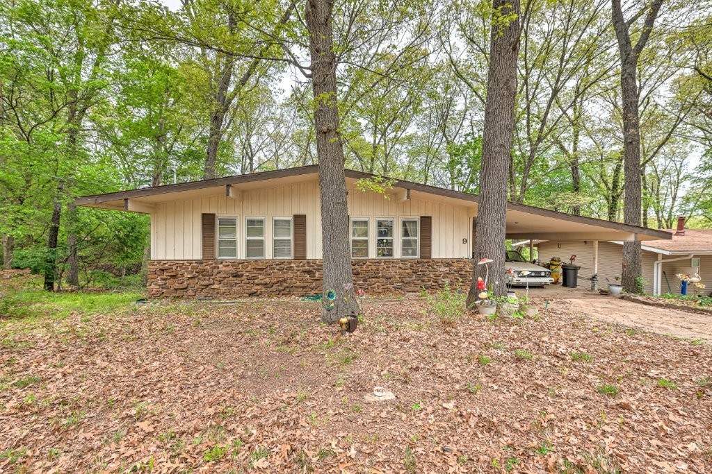Great starter or investment home. Hard to find one this nice for under $200K. Nice deck, lots of natural light. This home is in very good condition. New roof in 2019. Check this one out.
