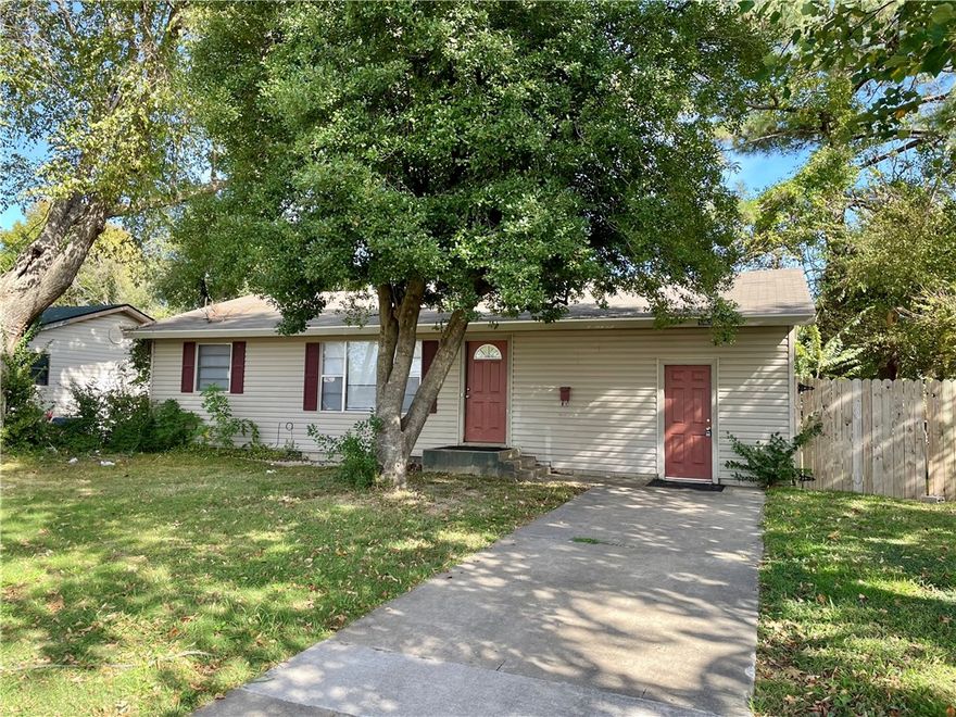 Perfectly situated with quick access to Hwy 412 and Hwy 71-B, this home offers easy connectivity to shopping, restaurants, and everything Springdale has to offer. The home features two comfortable living areas that provide flexibility for entertaining, relaxing, or creating a home office. The eat-in kitchen offers plenty of space for casual dining and everyday use. With two bedrooms and a full bathroom, the layout is efficient and functional. The utility room adds convenience and extra storage options. Step outside to enjoy a flat, privacy-fenced backyardāideal for pets, gardening, or weekend gatherings. Whether youāre a first-time homebuyer, investor, or someone looking for their next home, this property is a great find at an affordable price point. With its central location, versatile layout, and potential for personalization, this home offers a wonderful opportunity to own in the heart of Springdale.