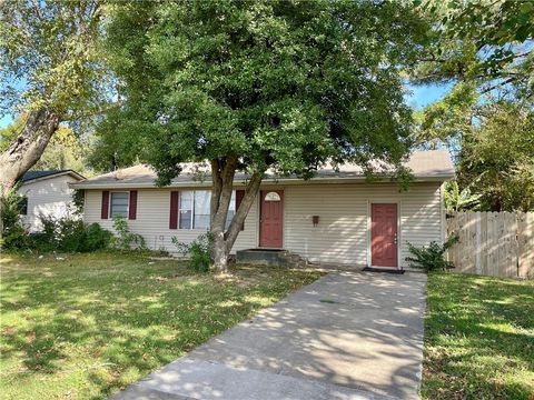 Photo of 1405 Young Street, Springdale, AR 72764 (MLS # 1326282) Photo of 1405 Young Street, Springdale, AR 72764 (MLS # 1326282)