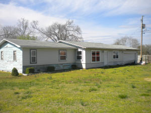 Great fixer upper oportunity! Just a few Blocks from Bull Shoals Lake.