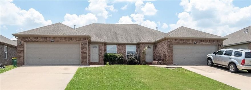 Conveniently located duplex in Copper Oaks S/D. This unit has several amenities including granite countertops, ceramic tile in wet areas, gas log fireplace, crown molding, jacuzzi tub in master bath, a 6 Ft Privacy Fenced Yard & more! Just minutes from Downtown Bentonville & Walmart Home office. **Pictures & colors may vary per unit**