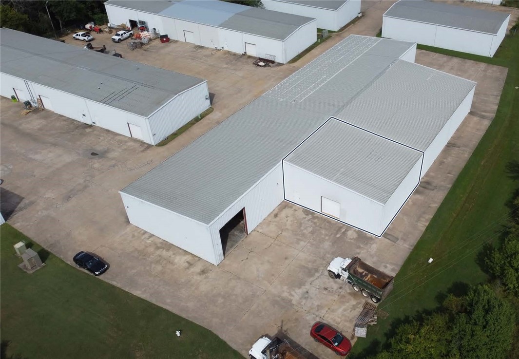 Available: ±2,500 SF.
Asking rent: $11.00 PSF.
Rent type: NNN.
Grade level doors: 1 (14’).
Min wall height: 16’.
Peak height: 20’.
Property highlights
Less than 1 mile from I-49.
Tenant responsible for separately metered utilities.
A fantastic use for dry storage, contracting warehouse, or light industrial purpose.