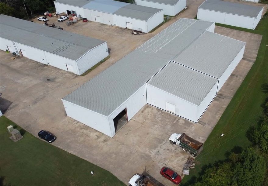 Available: ±2,500 SF.
Asking rent: $11.00 PSF.
Rent type: NNN.
Grade level doors: 1 (14’).
Min wall height: 16’.
Peak height: 20’.

Property highlights

Less than 1 mile from I-49.

Tenant responsible for separately metered utilities.

A fantastic use for dry storage, contracting warehouse, or light industrial purpose.
