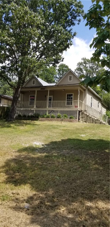 Nice house in S Fayetteville. Home features 3 bedrooms, 2 full bathrooms, formal living room, kitchen complete with French doors, 2nd living area could be used as a dinning room.