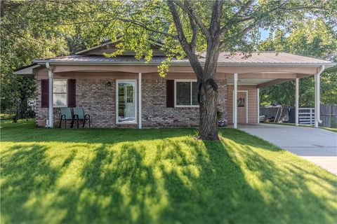 Photo of 309 N Neal Street, Prairie Grove, AR 72753 (MLS # 1356401)