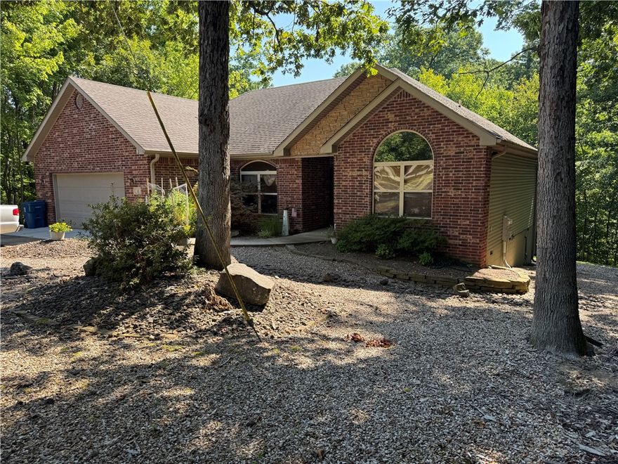 4 Carwath Place, Bella Vista.  Beautiful, Immaculate, secluded home. Looks like new. 3 BR, 2 Bath Brick and maintenance free siding. Custom Built. Split floor plan. Architectural shingles. Low maintenance yard. Flat lot.