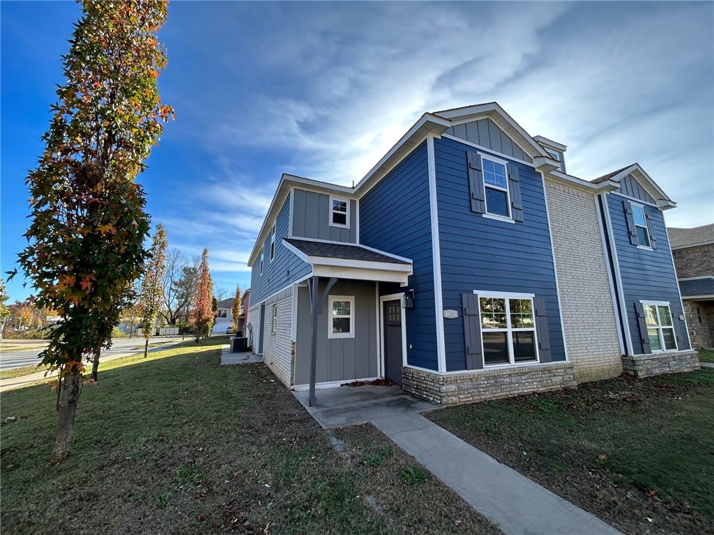 Four bed four and a half bath house for rent just north of Weddington. Great location for college students at the University of Arkansas. Each bedroom has walk in closet. There is also a two car garage and a balcony patio out back. All appliances are included.