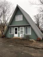 Nice commercial building in Lead Hill, Arkansas, only 3 miles from Bull Shoals Lake. 2 + lots. 3 offices, and one 1/2 bath. Central heat and air, metal roof, detached garage/shop building is 20x34. Newer paint and carpet, excellent building and location for your business or investment.