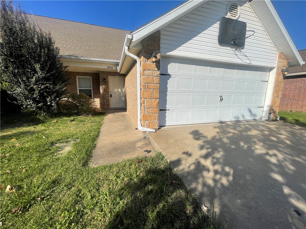Nice 3BR/2BA duplex in great location in Bentonville. Fenced yard, high ceilings, eat-in kitchen and a deck. Living room, eat in kitchen, primary suite with bathroom and utility room located on first floor. 2 bedrooms and full bath are located upstairs. Located in a prime location, just minutes away from Bentonville schools, parks, trails, dining and shopping. Close to XNA, Walmart HO, Pinnacle Promenade Mall and I49. Refrigerator, washer, & dryer included.