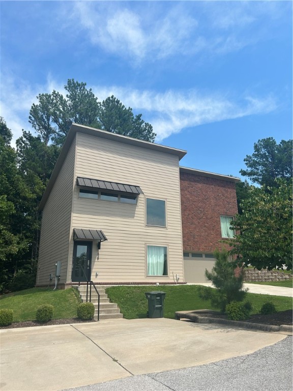 Modern contemporary home built in 2017 within walking distance of shopping, dining, coffee, bike and running trails. Conveniently located 10 minutes away from University of Arkansas, Dickson St., and the NWA Mall. This home is great for a family or used as a rental/ Air BNB.