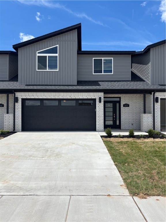 Brand new, east facing, modern townhome. Granite counters, blinds, wooded privacy fence, washer, dryer and fridge included. 15 minutes to Walmart Home Office.