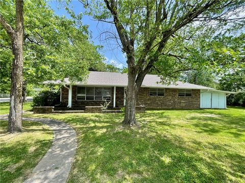 Photo of 1607 McRay Avenue, Springdale, AR 72762 (MLS # 1344420)