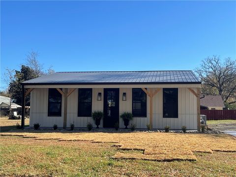 Photo of 1104 N Jackson Street, Clarksville, AR 72830 (MLS # 1326348)