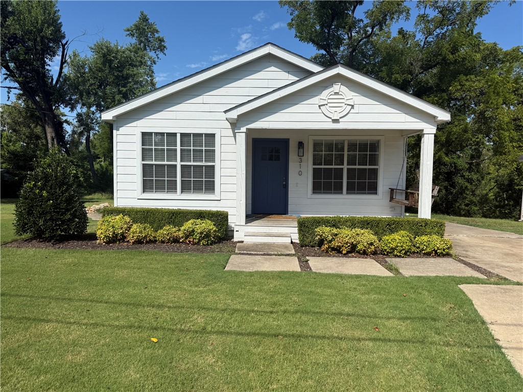 Cute home on the east side of Rogers, just minutes from Downtown. This 3 bedroom 2 bath home has wood flooring throughout living room and bedrooms, tile in kitchen and baths. Kitchen features granite counters and over the range microwave. Master bedroom has jetted tub shower combo and walk in closet.