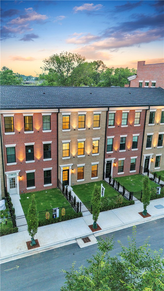 OAK ONE TOWNHOMES HORZ PROP REGIME-BENTO - Residential