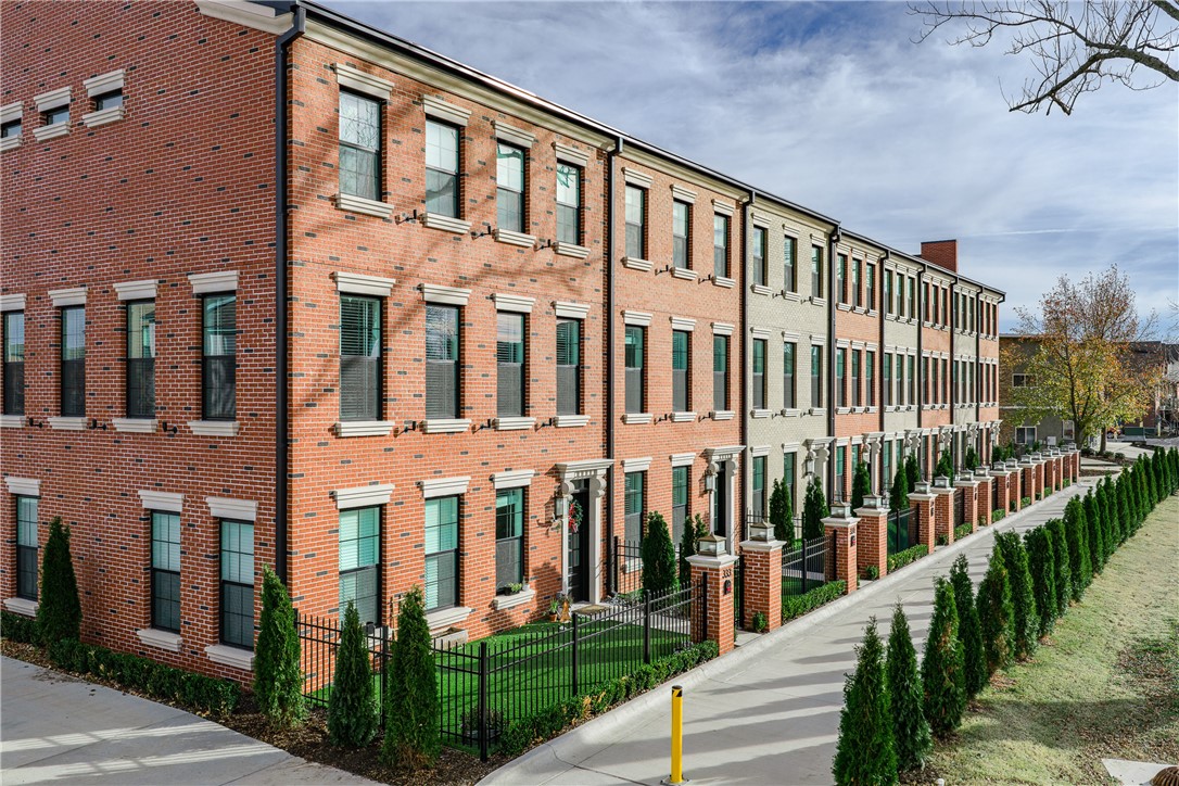 OAK ONE TOWNHOMES HORZ PROP REGIME-BENTO - Residential