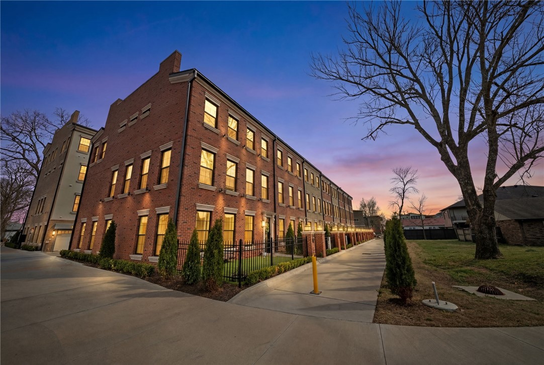 OAK ONE TOWNHOMES HORZ PROP REGIME-BENTO - Residential