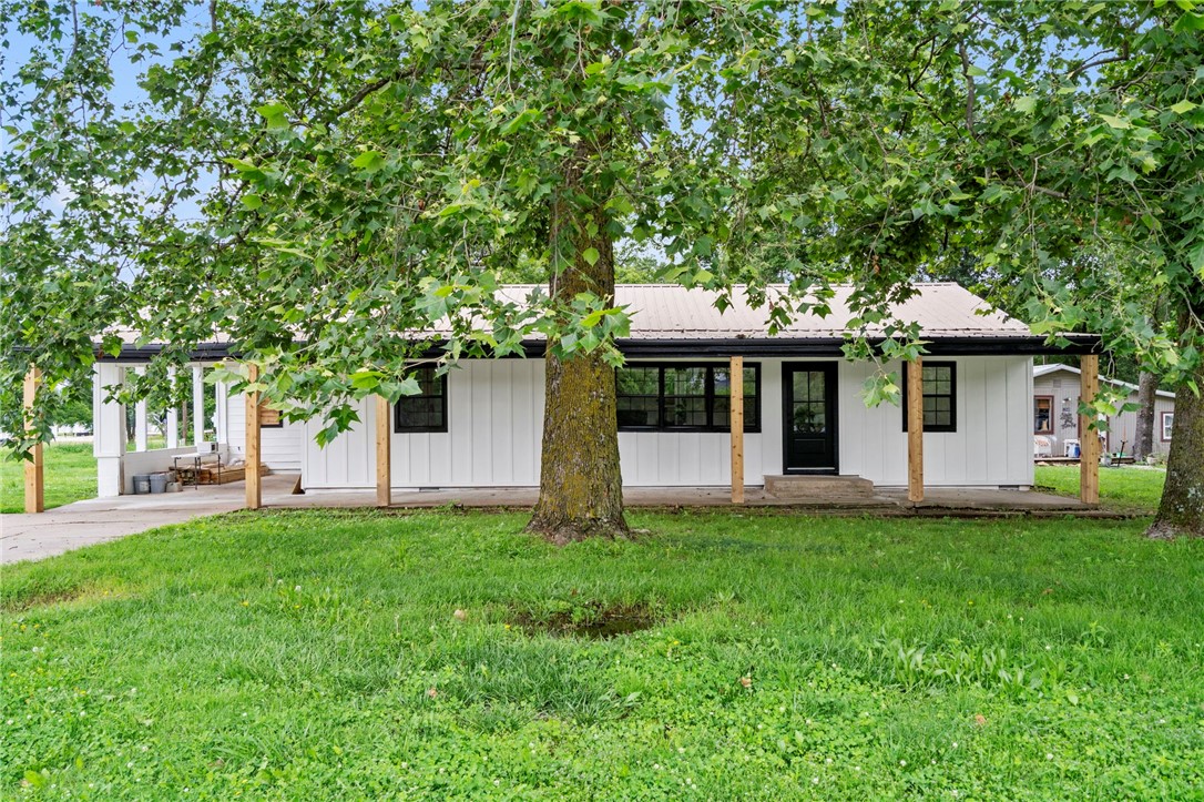 Welcome to this beautifully updated 4-bedroom, 2-bathroom home, perfectly located in the heart of Gentry on a large corner lot.
Step inside to discover a spacious, light-filled living areaāideal for both everyday comfort and entertaining guests. The modern kitchen boasts sleek stainless steel appliances, generous counter space, and a smart, functional layout that makes cooking a breeze. Situated on an expansive corner lot, the home offers added outdoor space, enhanced privacy, and great curb appeal. With thoughtful updates throughout and plenty of room to grow, this home blends style and practicality in a prime location close to schools, parks, and local amenities.